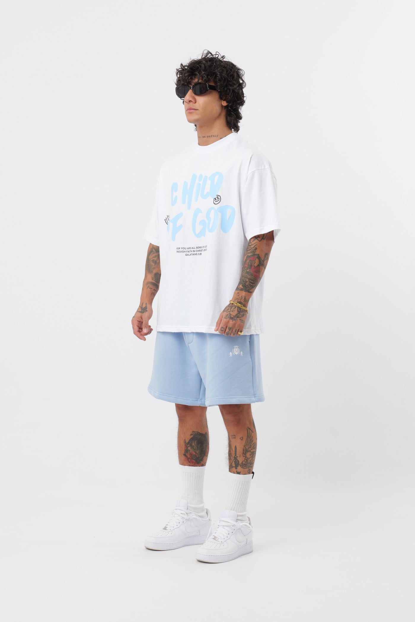 Schwarzes T-Shirt mit schwarzem Logo