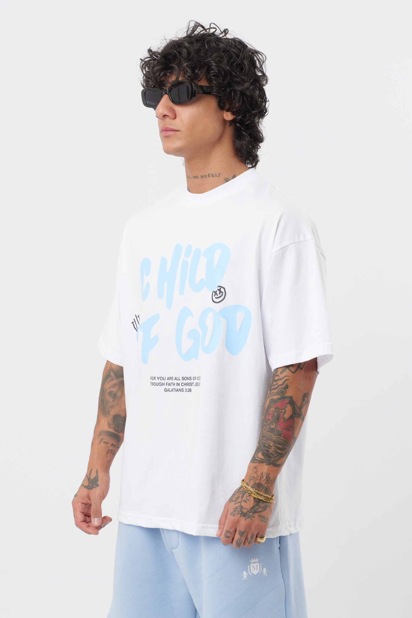 Weißes T-Shirt mit schwarzem Logo