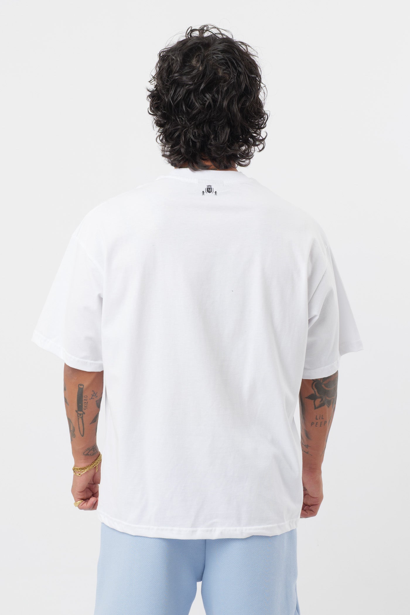 Weißes T-Shirt mit schwarzem Logo