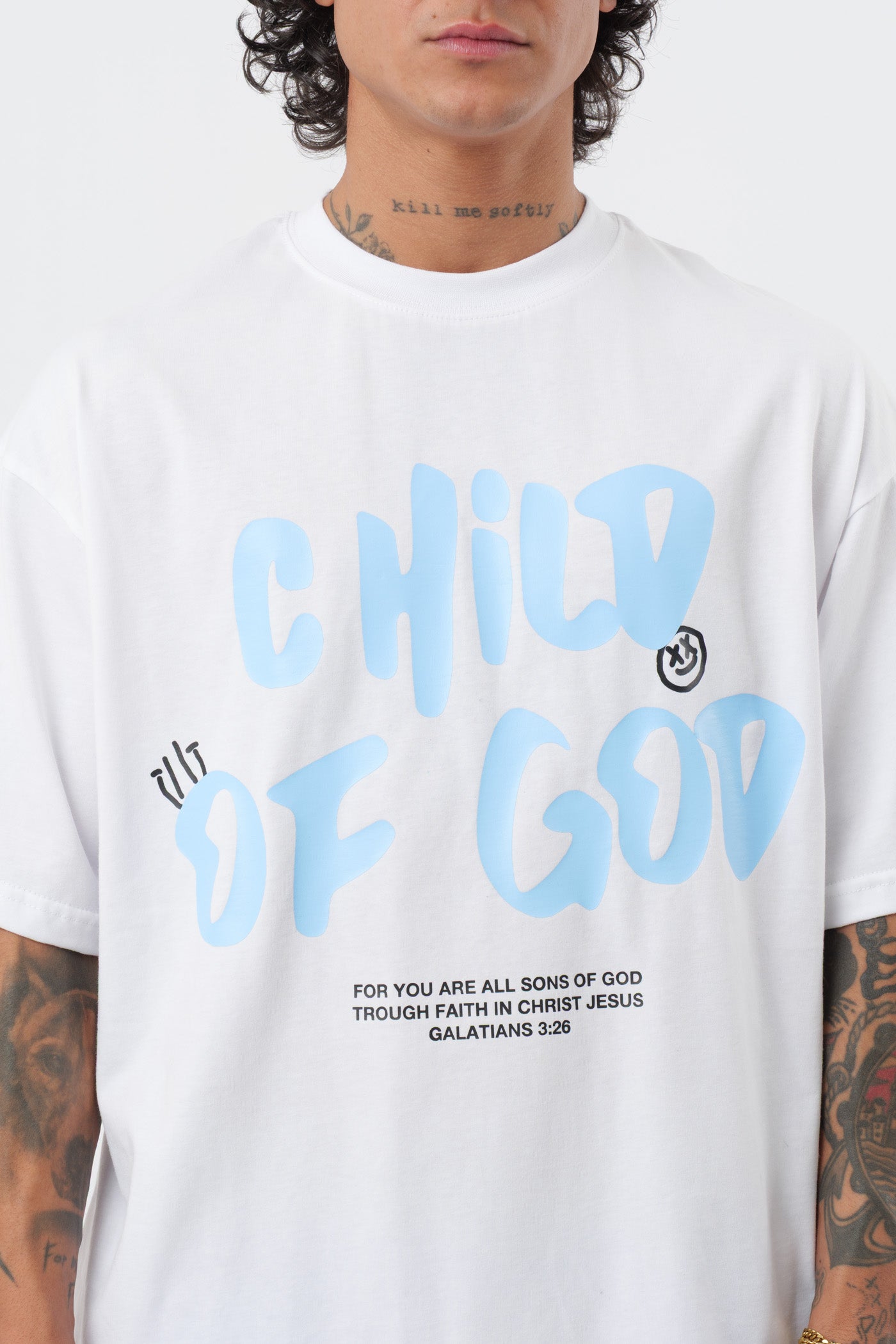 Weißes T-Shirt mit schwarzem Logo