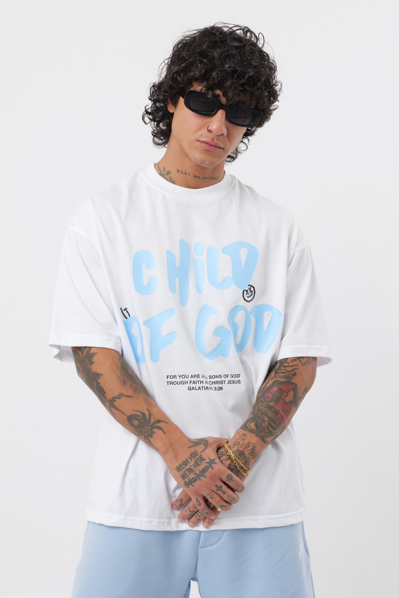 Weißes T-Shirt mit schwarzem Logo
