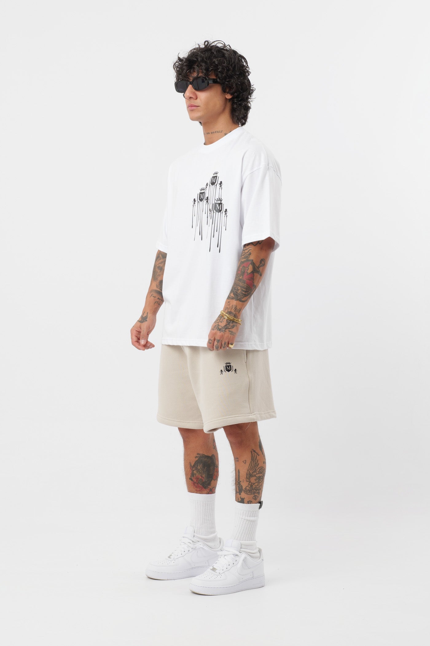 Weißes T-Shirt mit schwarzem Logo