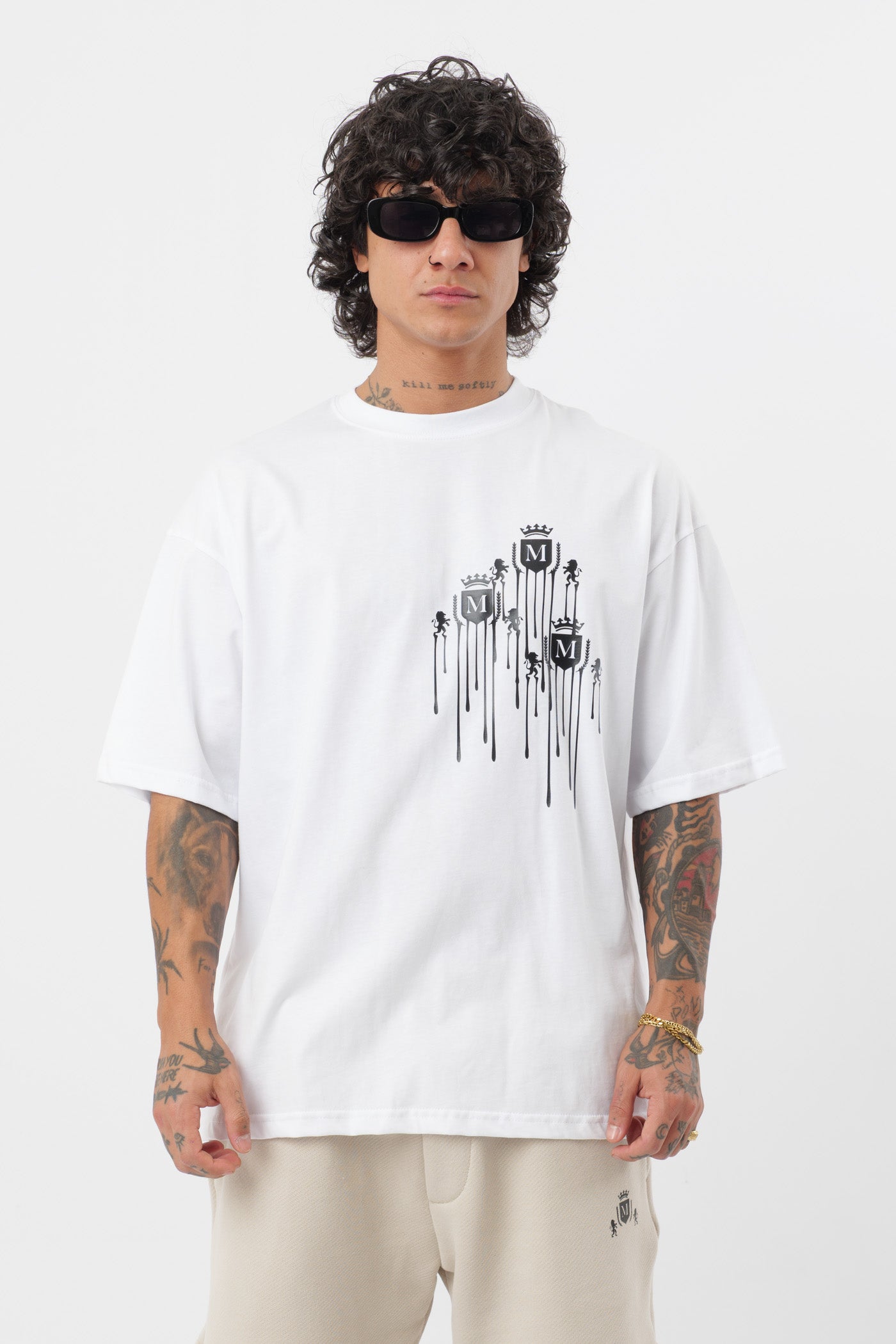 Weißes T-Shirt mit schwarzem Logo