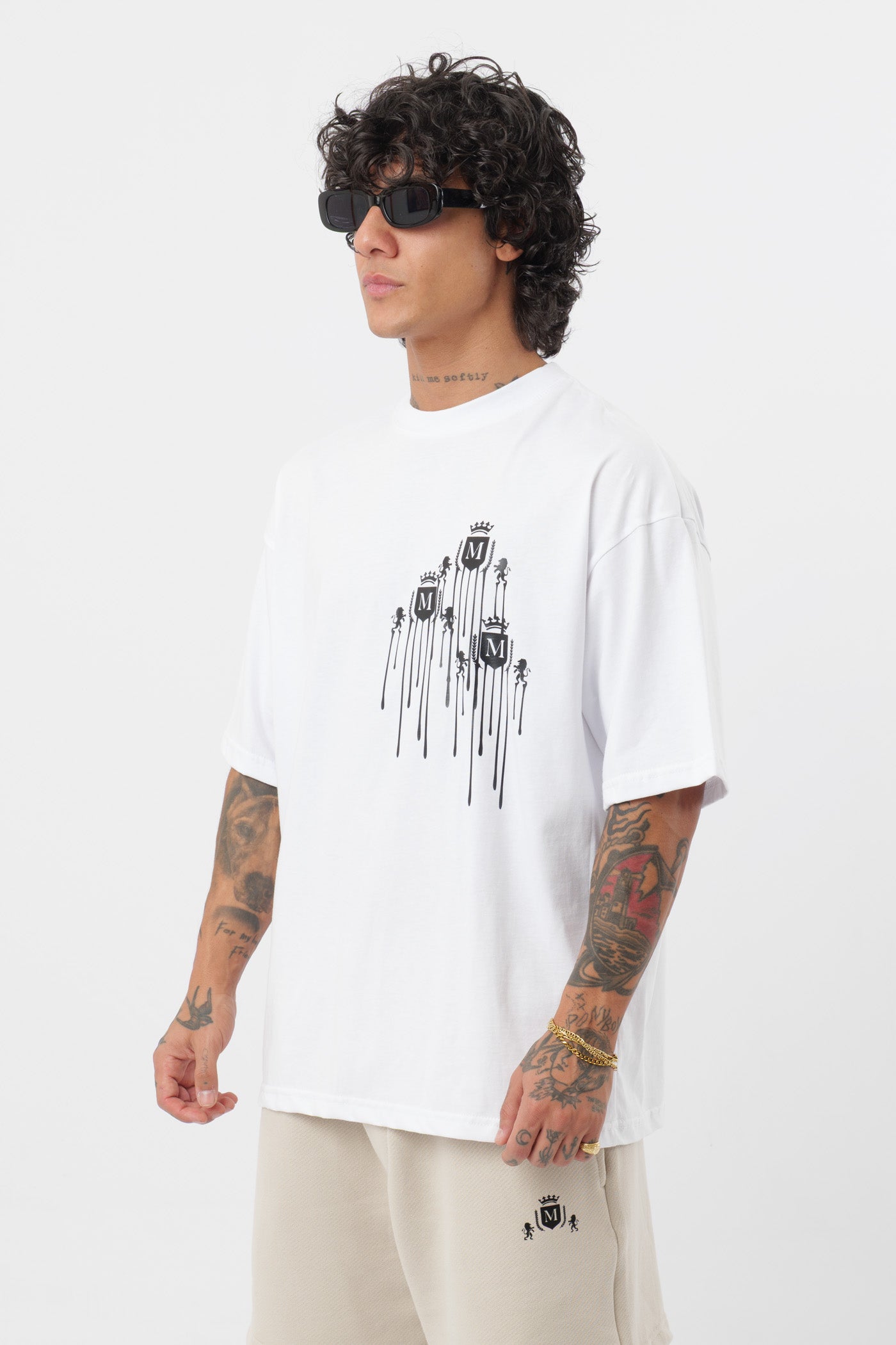 Weißes T-Shirt mit schwarzem Logo