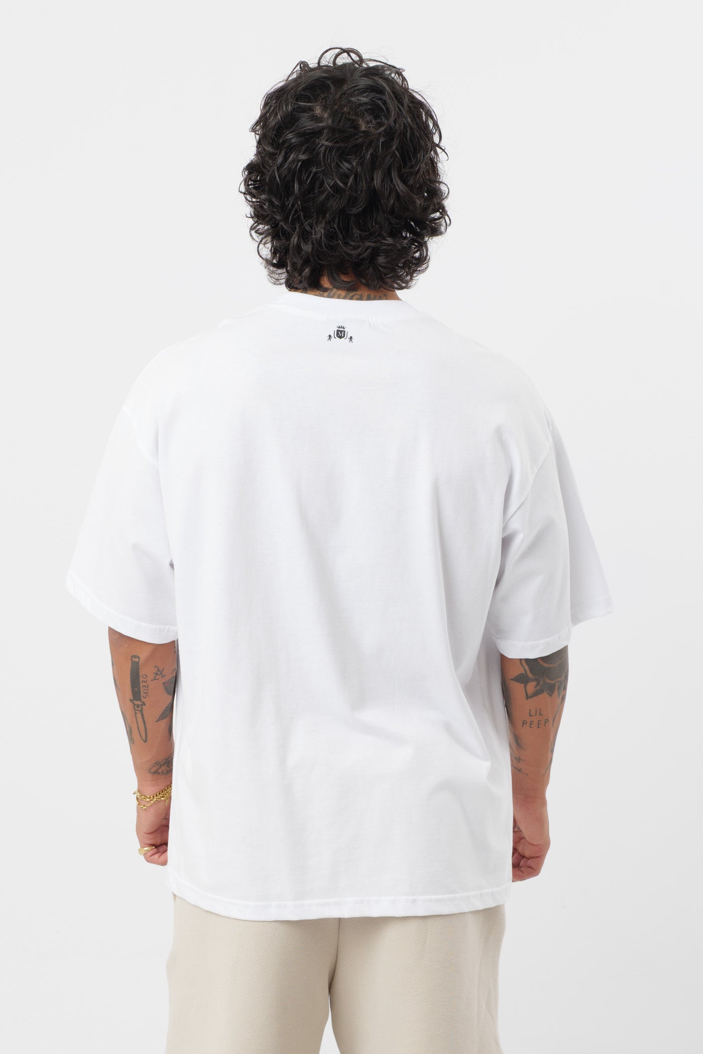 Weißes T-Shirt mit schwarzem Logo