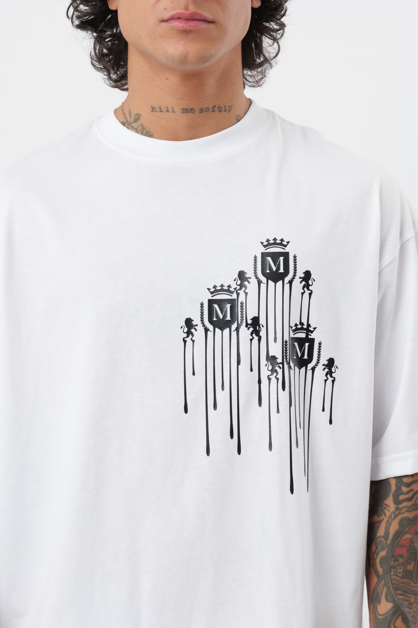 Weißes T-Shirt mit schwarzem Logo