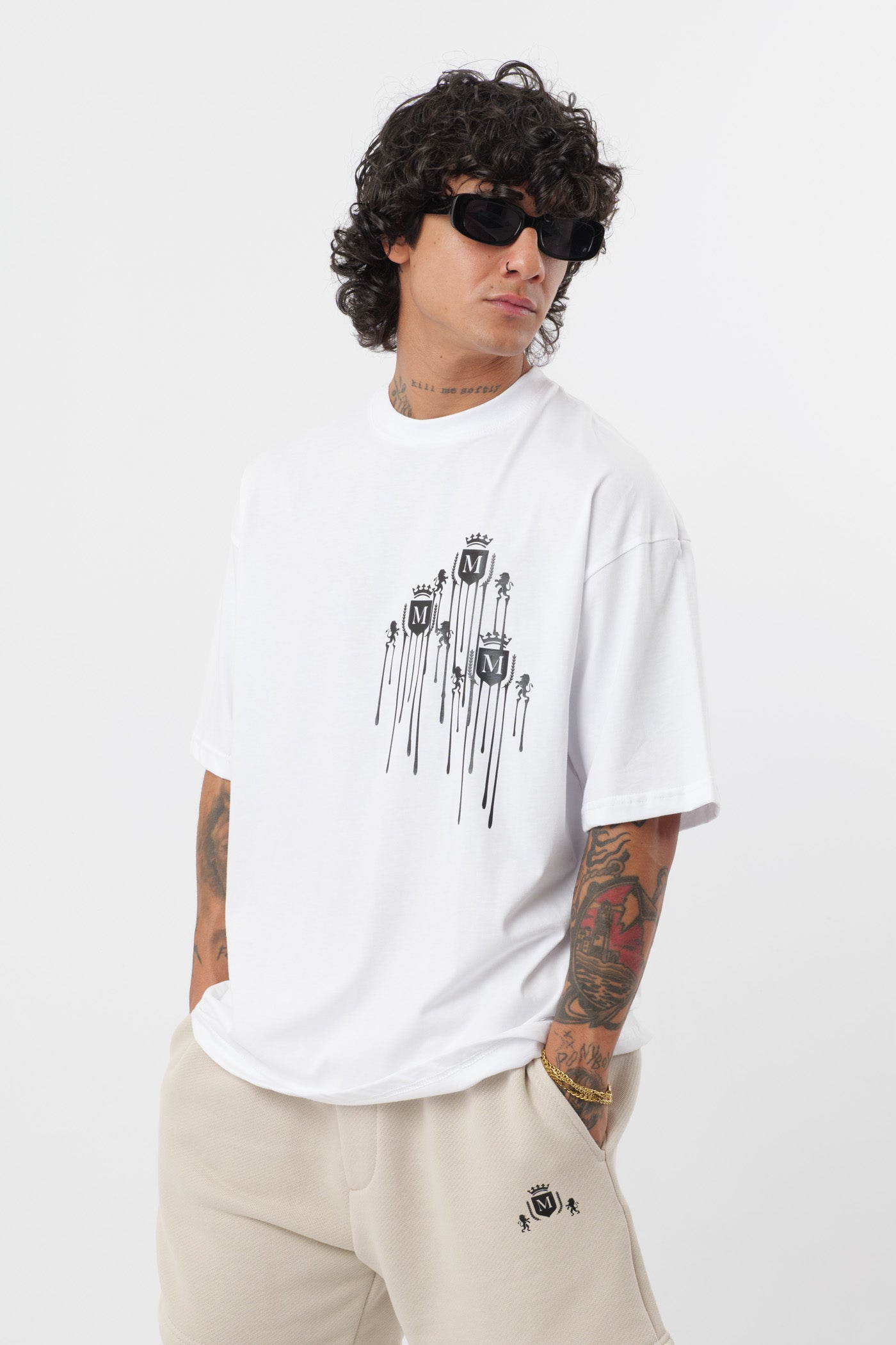 Weißes T-Shirt mit schwarzem Logo