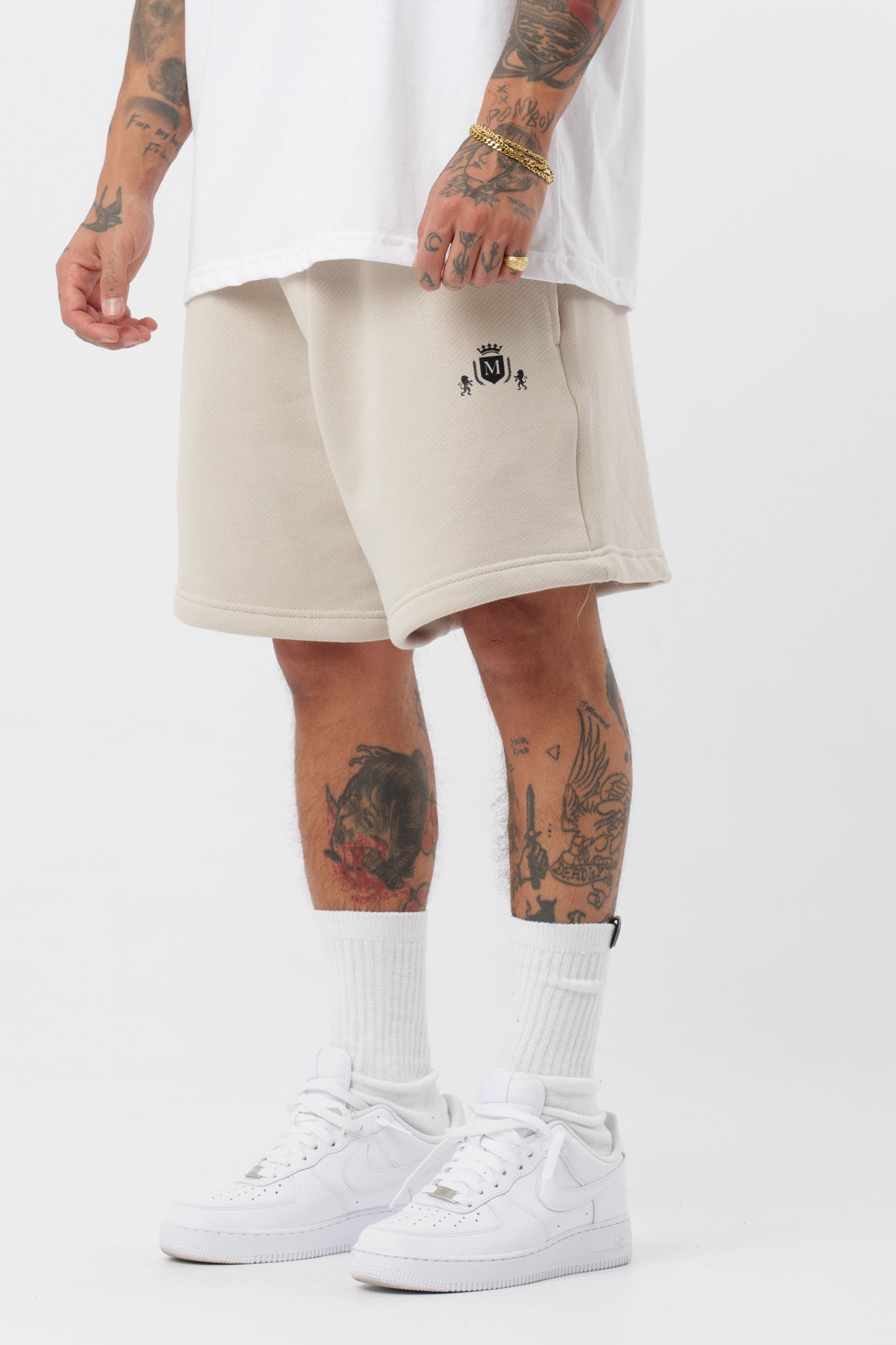 Schwarzes T-Shirt mit schwarzem Logo