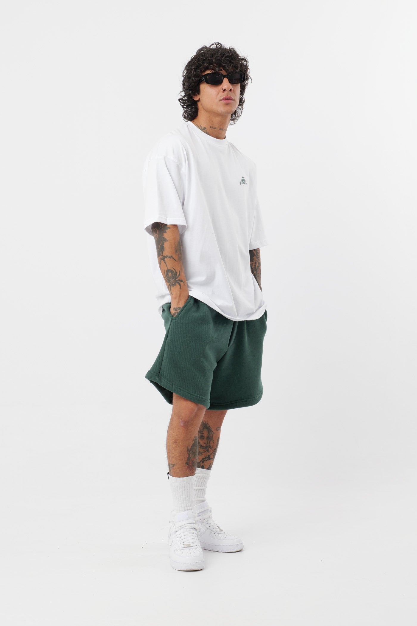 Schwarzes T-Shirt mit schwarzem Logo