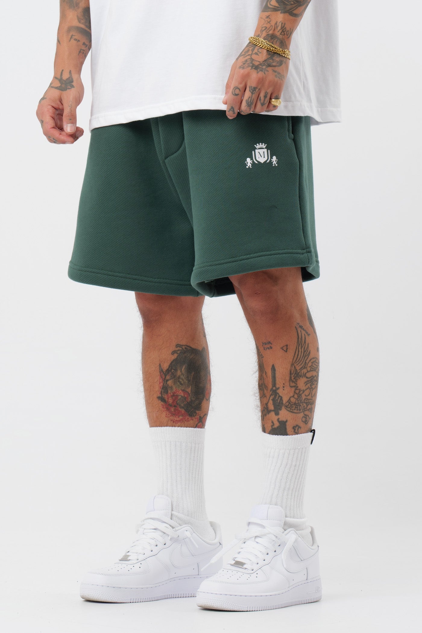 Schwarzes T-Shirt mit schwarzem Logo