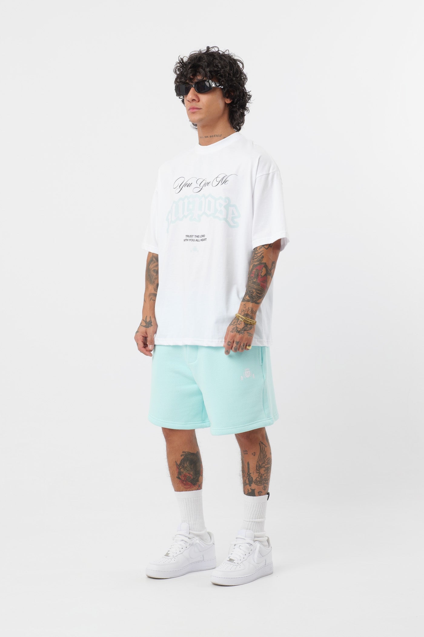 Schwarzes T-Shirt mit schwarzem Logo