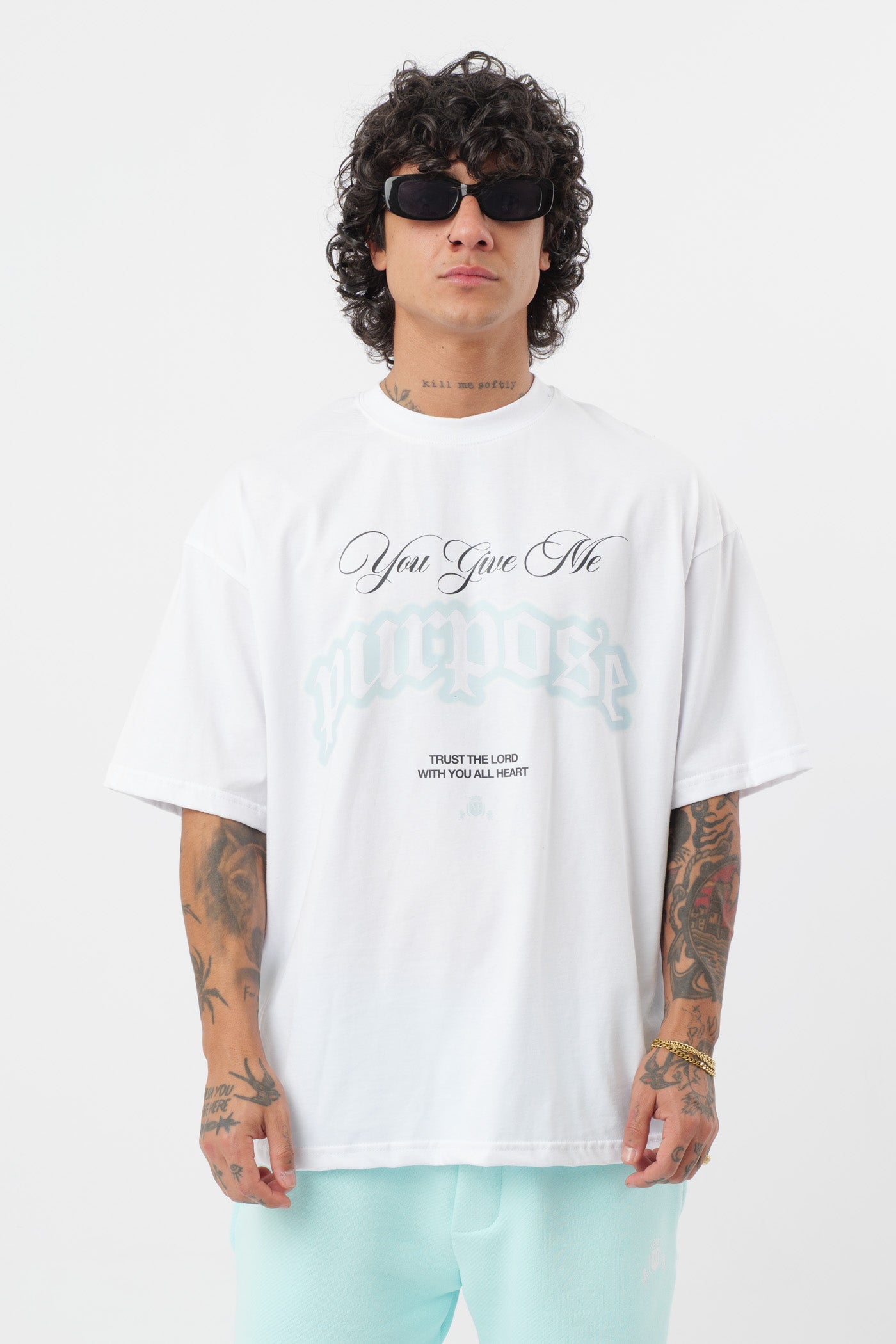 Weißes T-Shirt mit schwarzem Logo