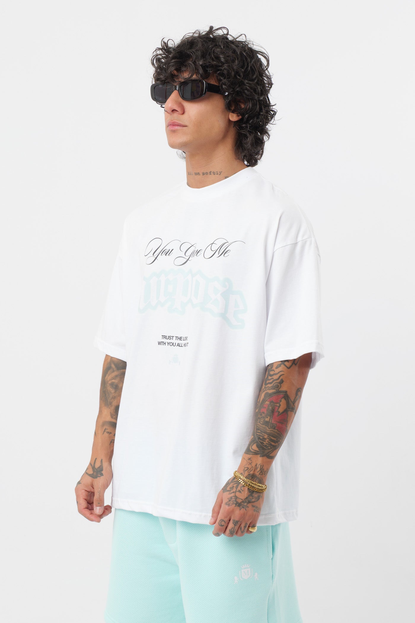 Weißes T-Shirt mit schwarzem Logo
