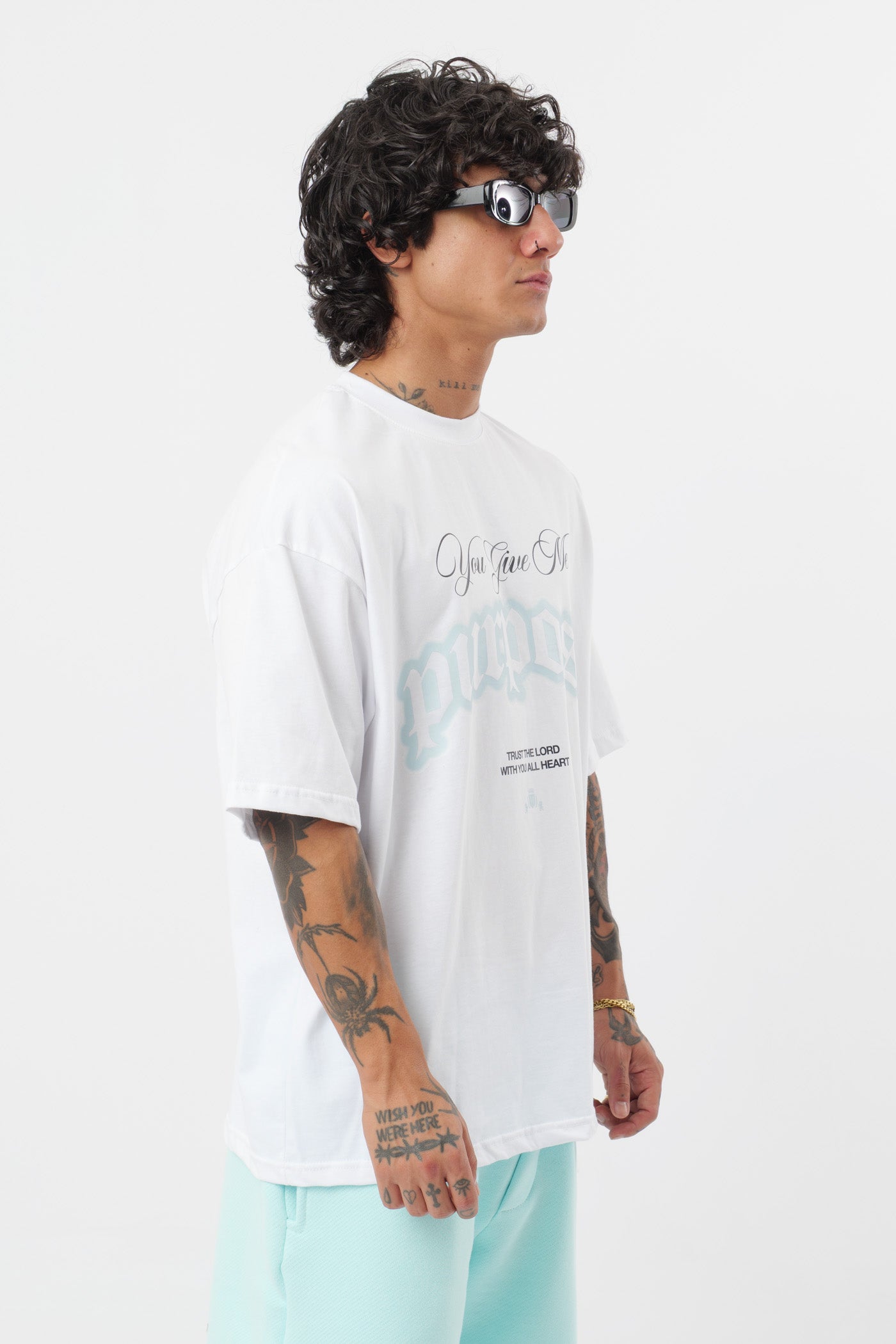 Weißes T-Shirt mit schwarzem Logo