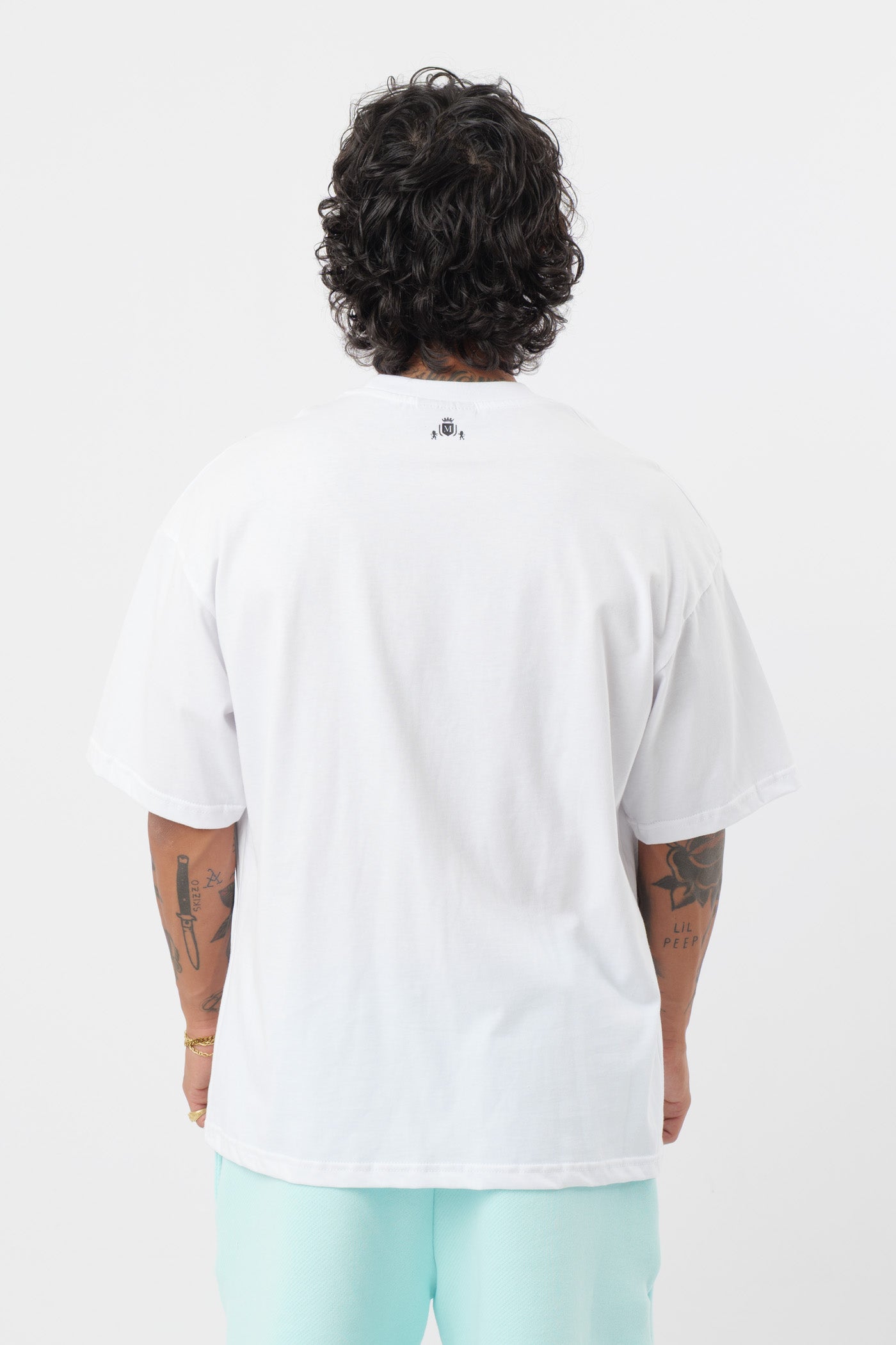 Weißes T-Shirt mit schwarzem Logo