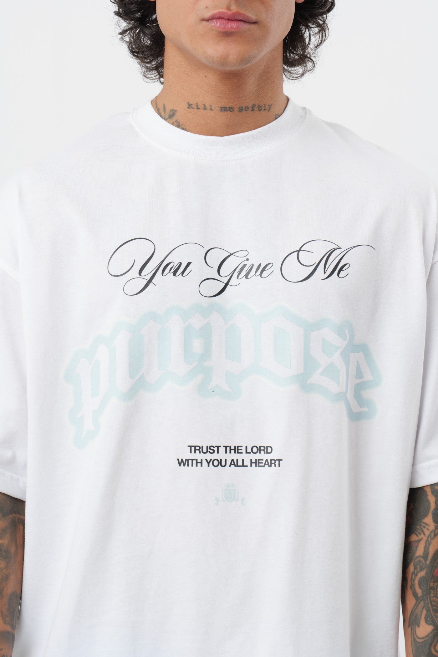 Weißes T-Shirt mit schwarzem Logo