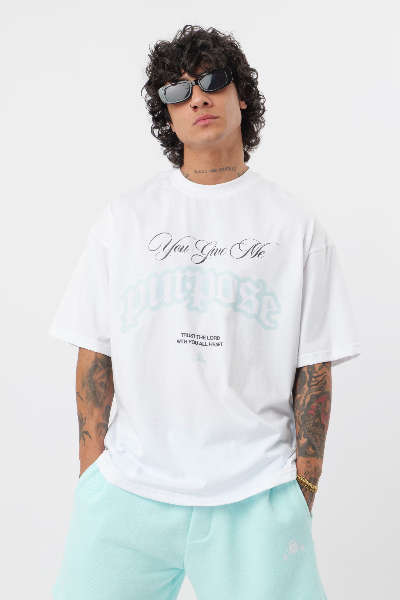 Weißes T-Shirt mit schwarzem Logo