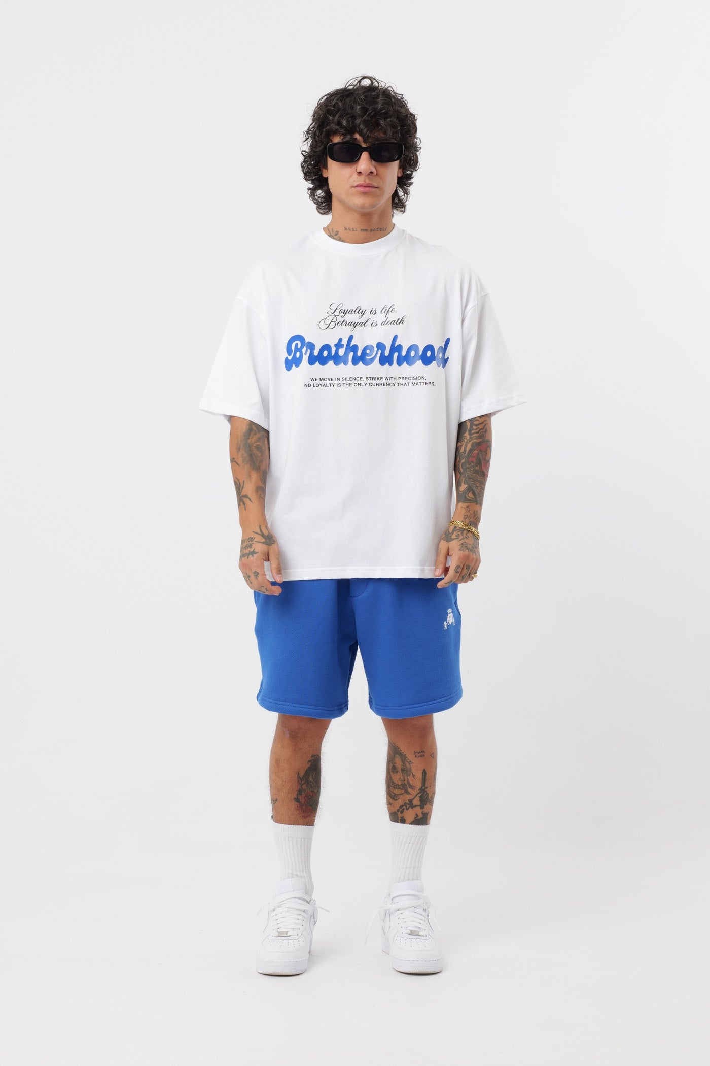 Weißes T-Shirt mit schwarzem Logo