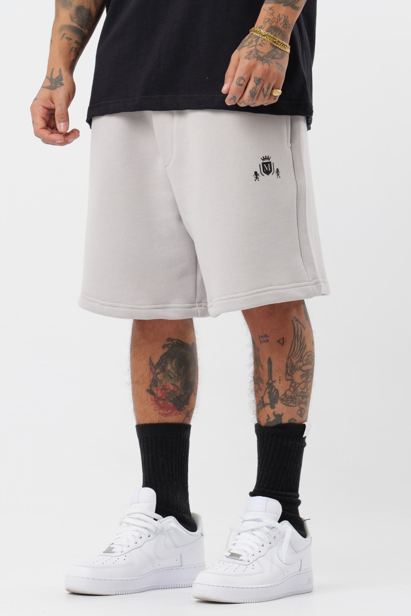 Schwarzes T-Shirt mit schwarzem Logo