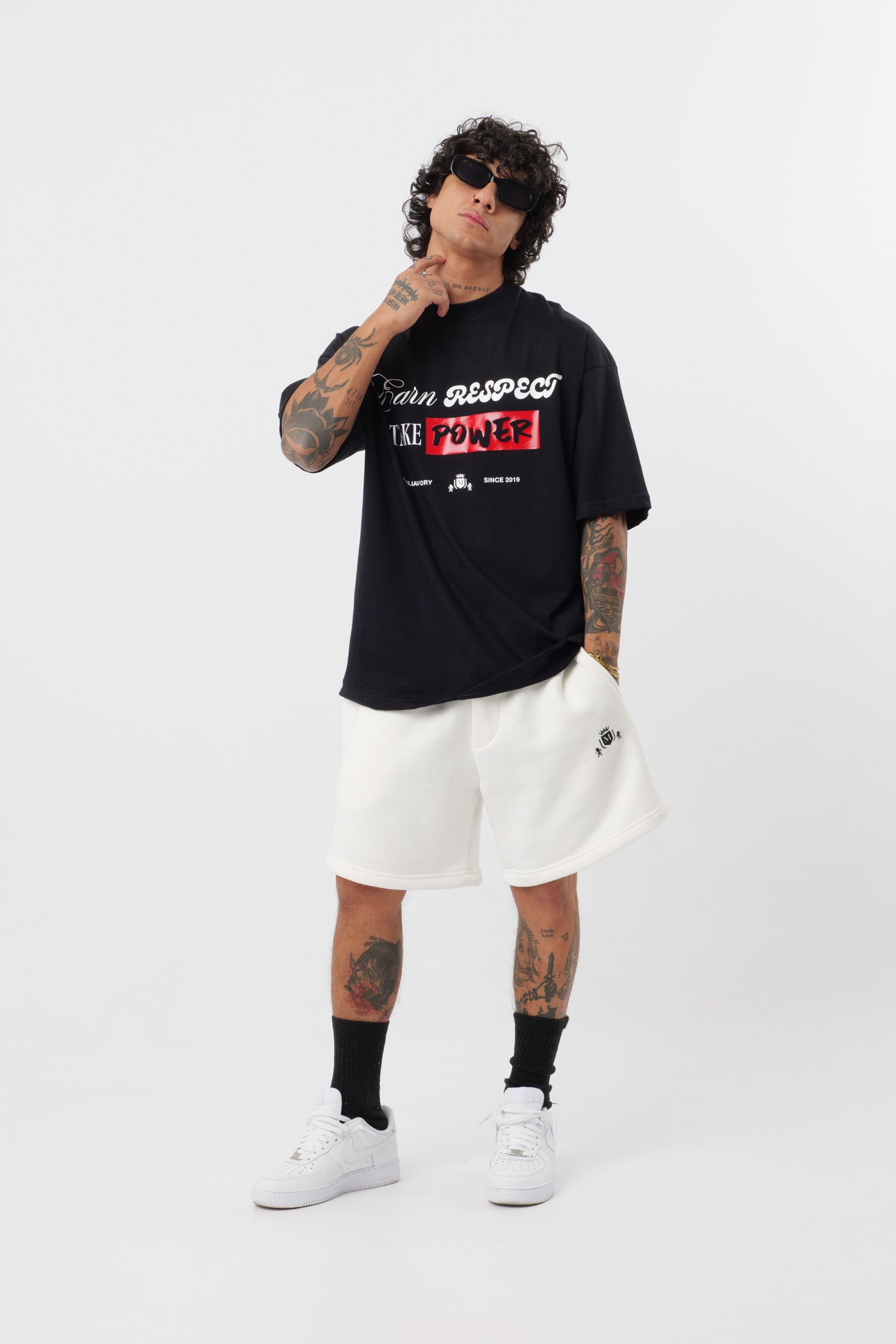 Schwarzes T-Shirt mit schwarzem Logo