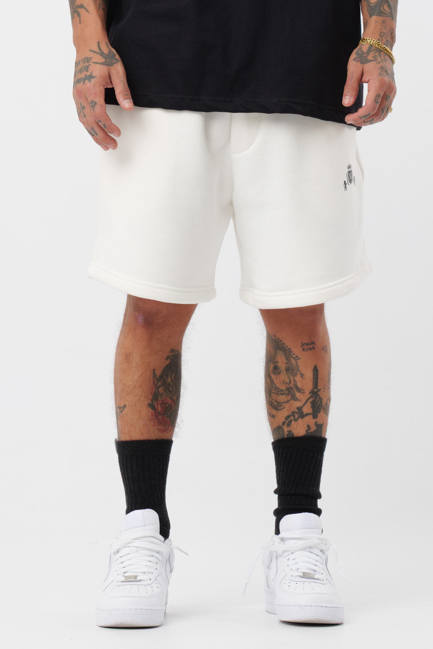 Schwarzes T-Shirt mit schwarzem Logo