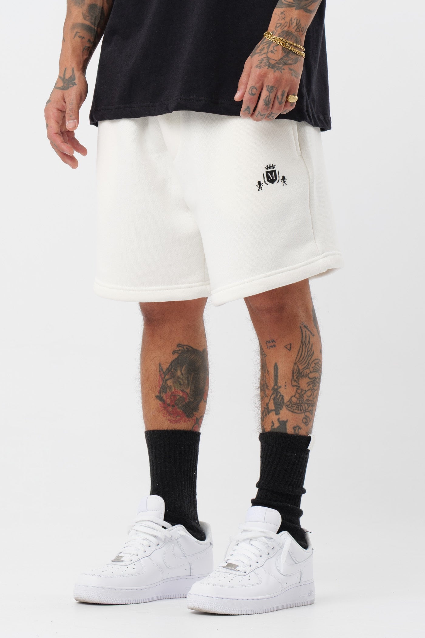 Schwarzes T-Shirt mit schwarzem Logo