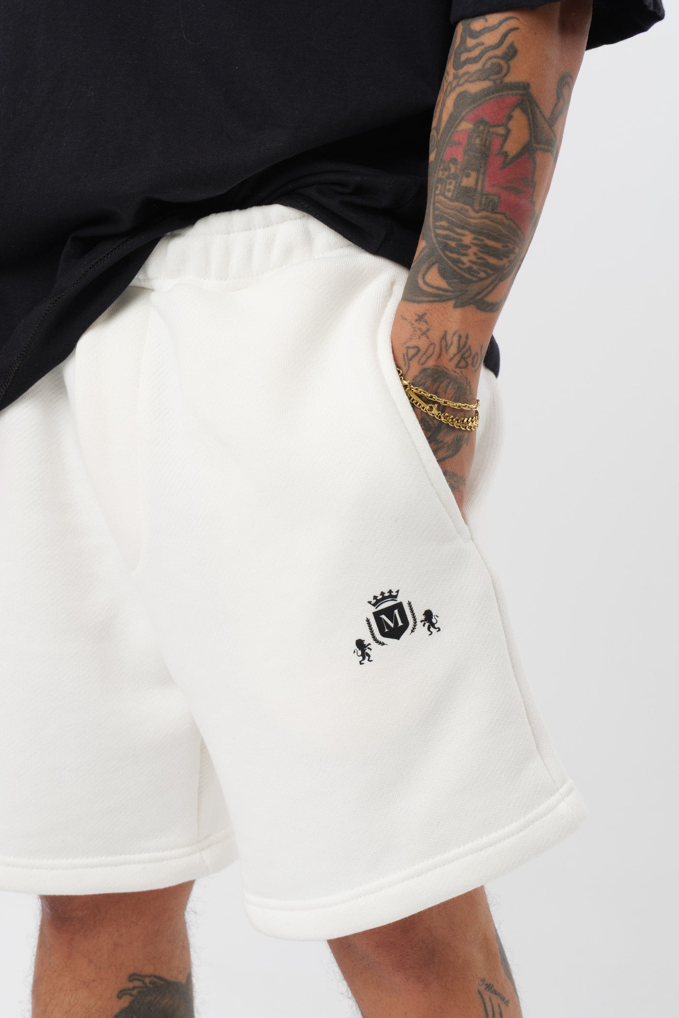 Schwarzes T-Shirt mit schwarzem Logo