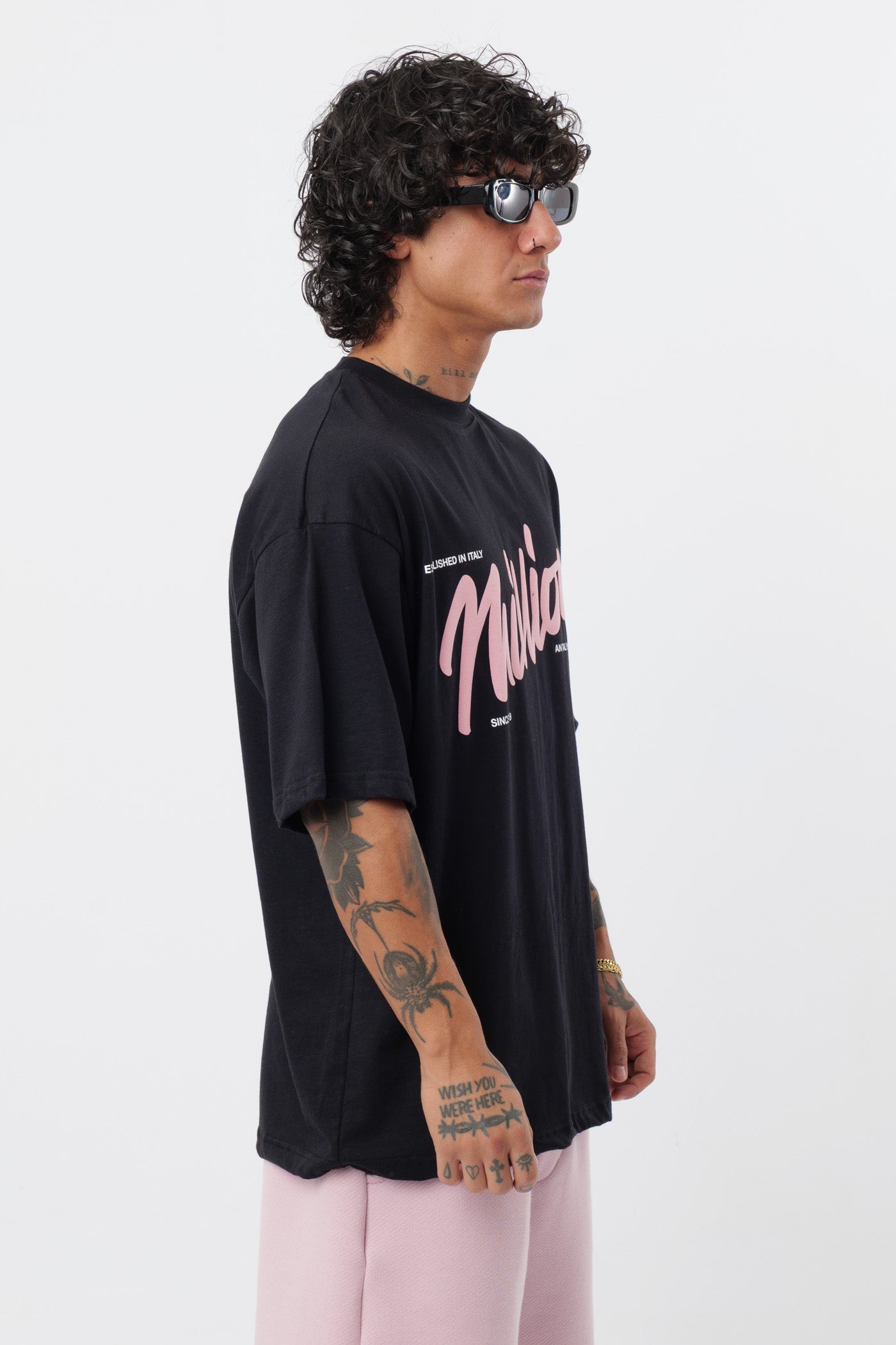 Schwarzes T-Shirt mit schwarzem Logo