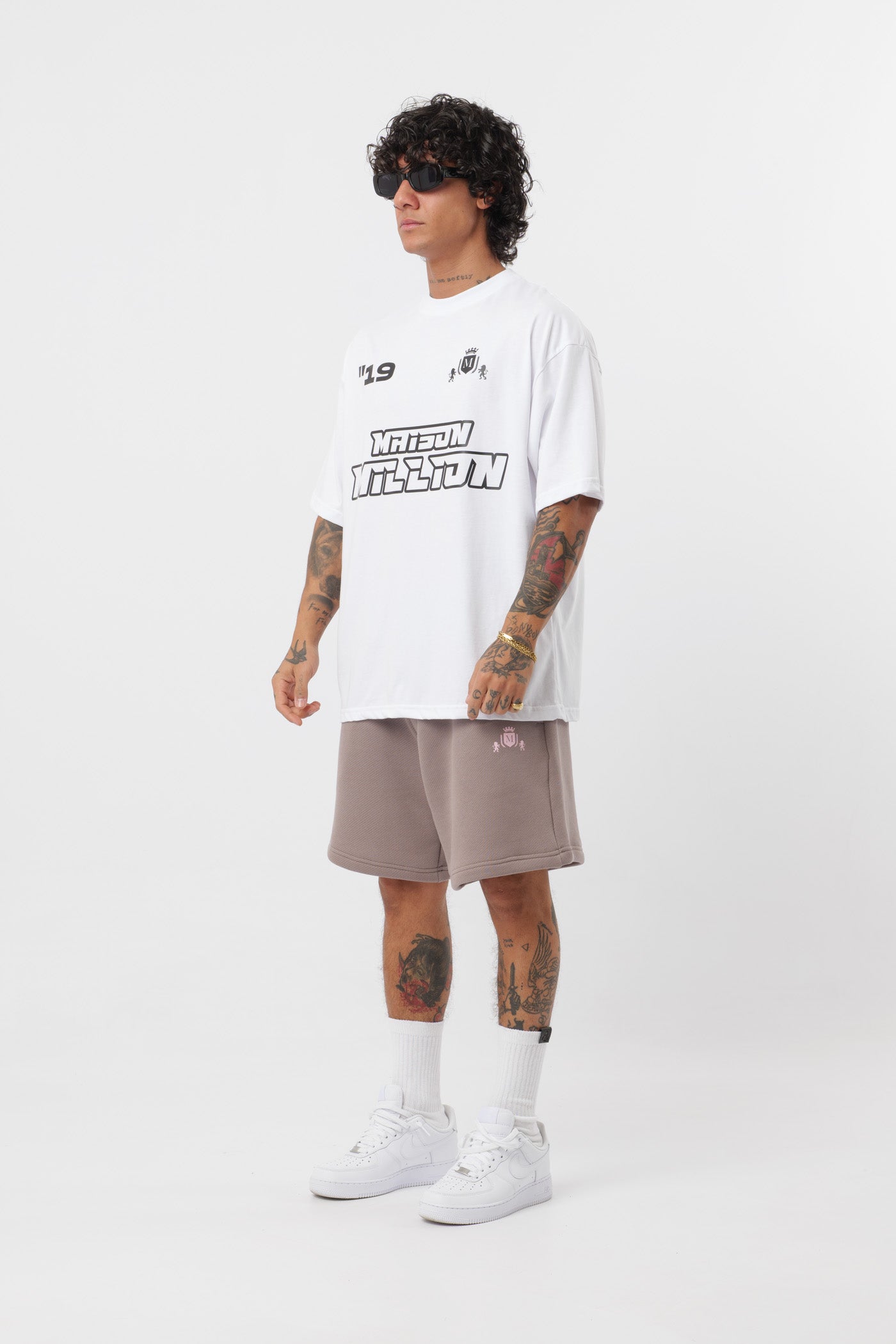 Weißes T-Shirt mit schwarzem Logo