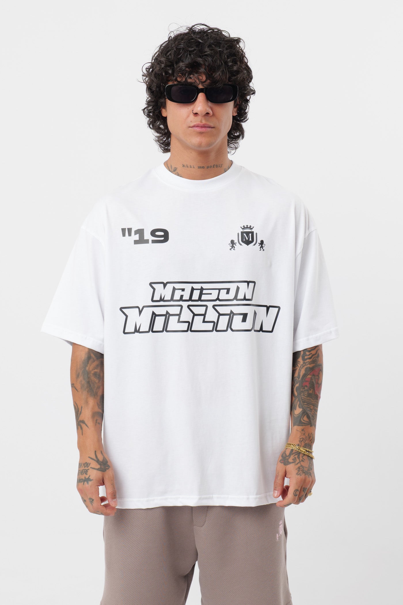 Weißes T-Shirt mit schwarzem Logo