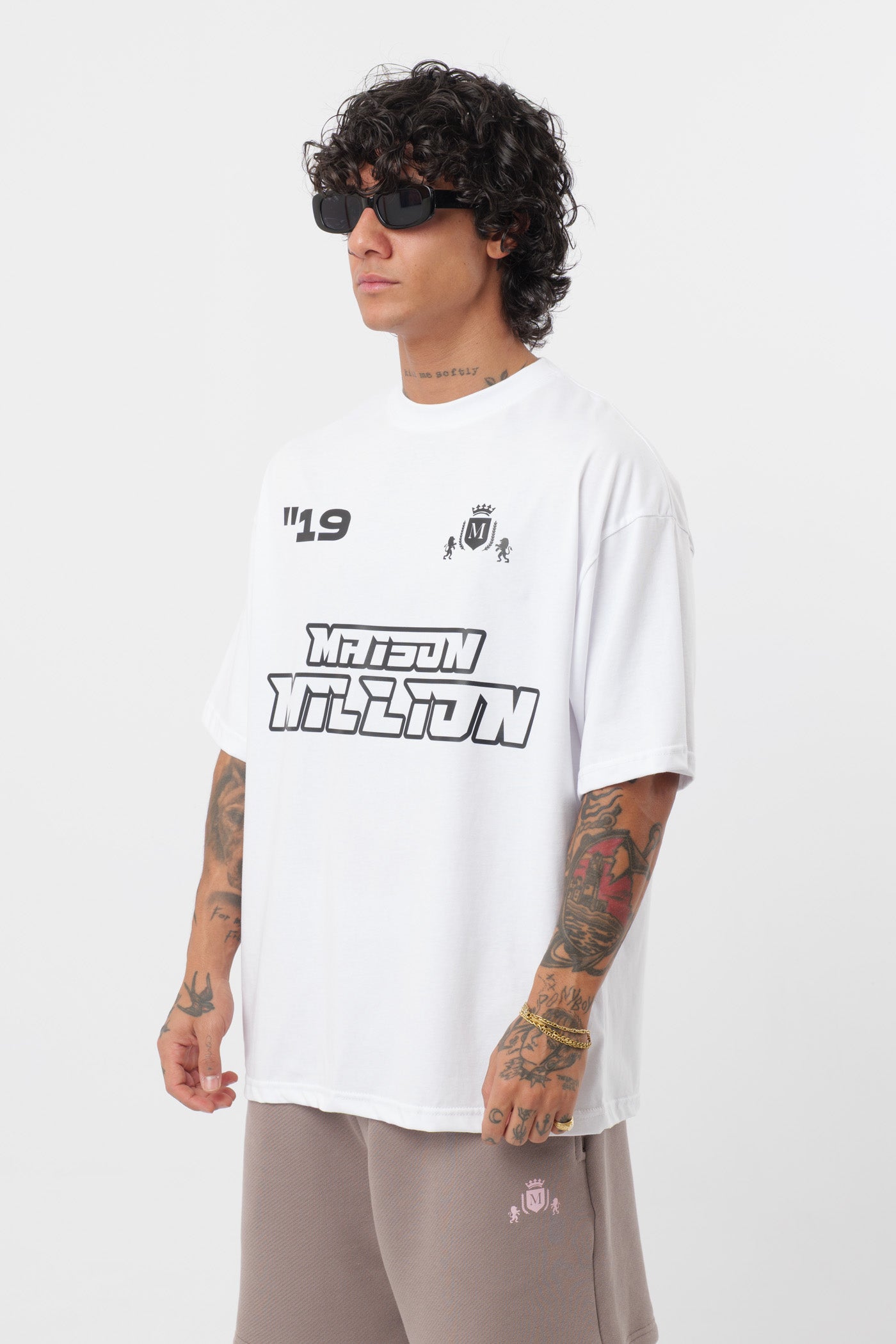 Weißes T-Shirt mit schwarzem Logo