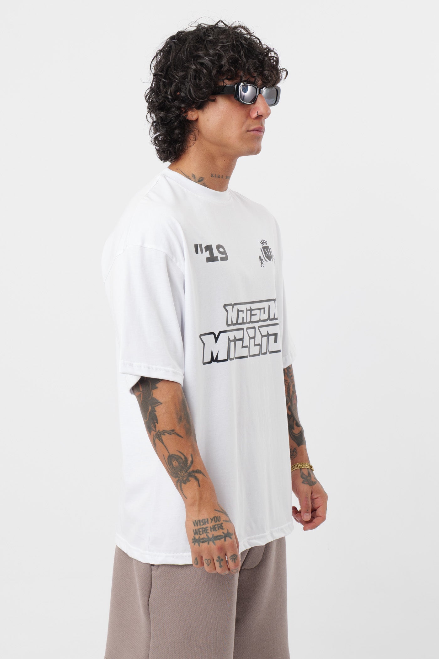 Weißes T-Shirt mit schwarzem Logo