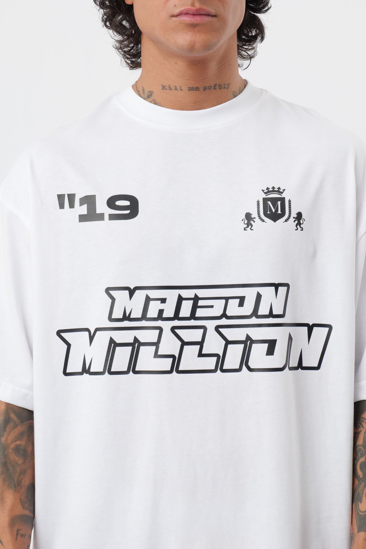Weißes T-Shirt mit schwarzem Logo