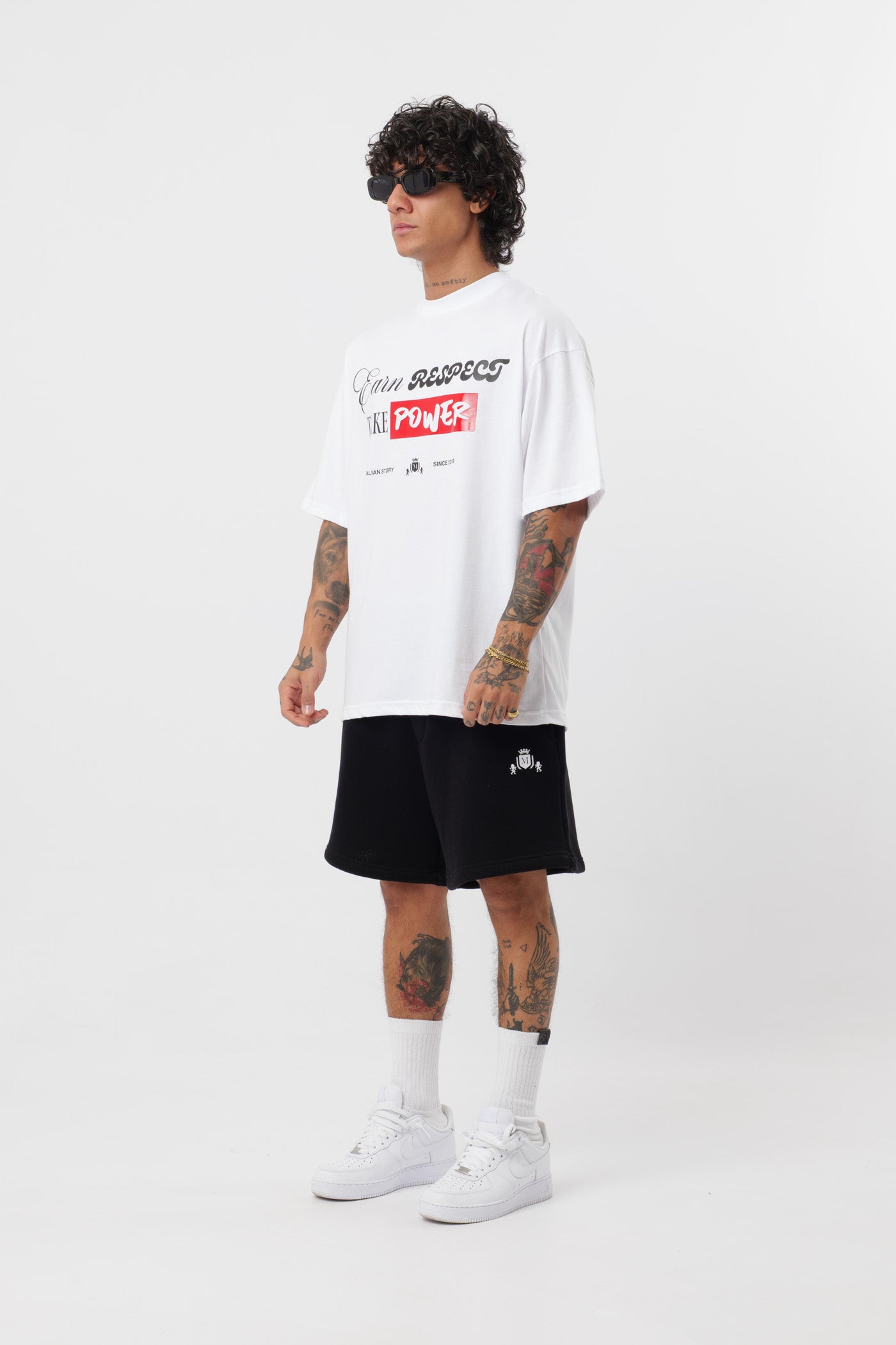 Weißes T-Shirt mit schwarzem Logo