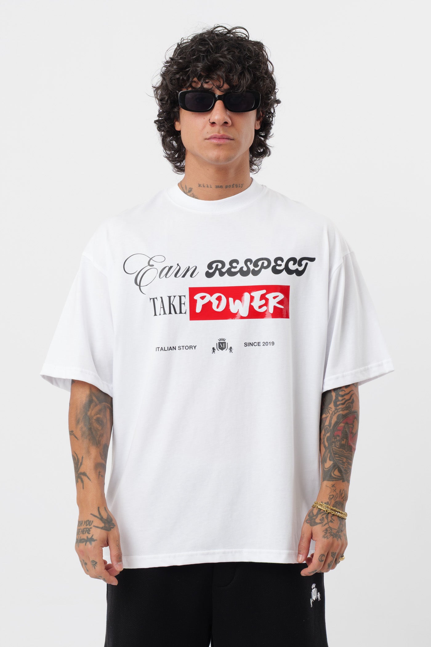 Weißes T-Shirt mit schwarzem Logo