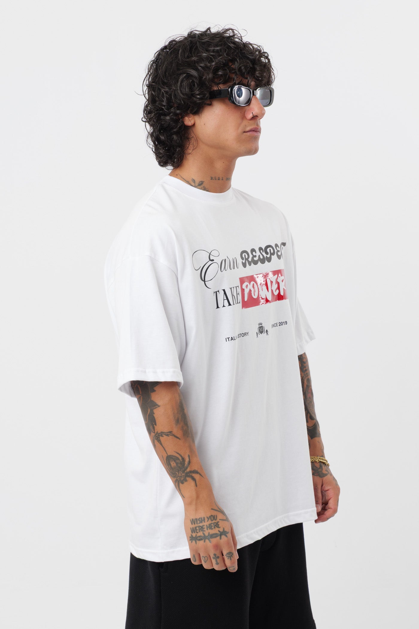 Weißes T-Shirt mit schwarzem Logo