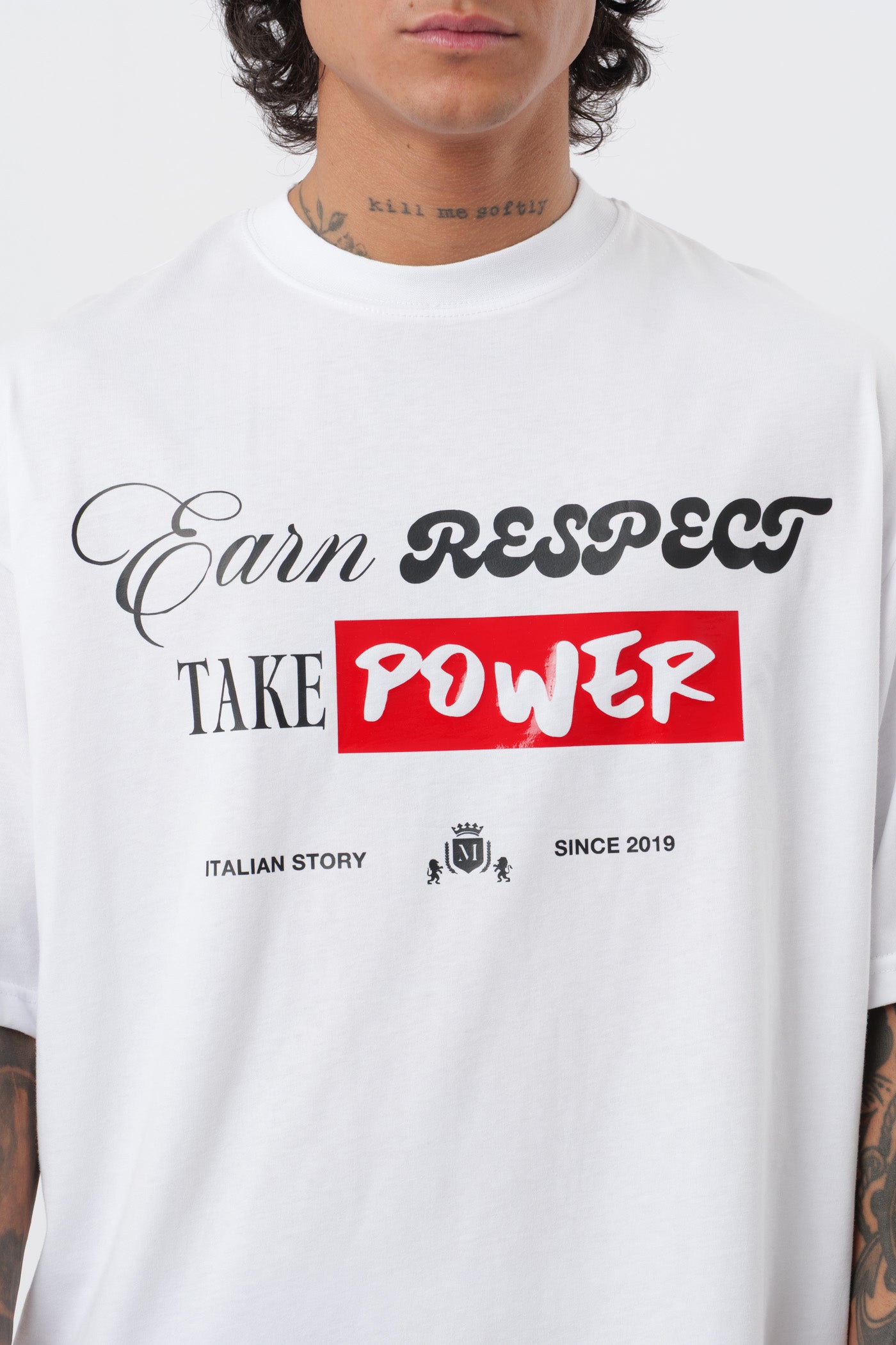 Weißes T-Shirt mit schwarzem Logo