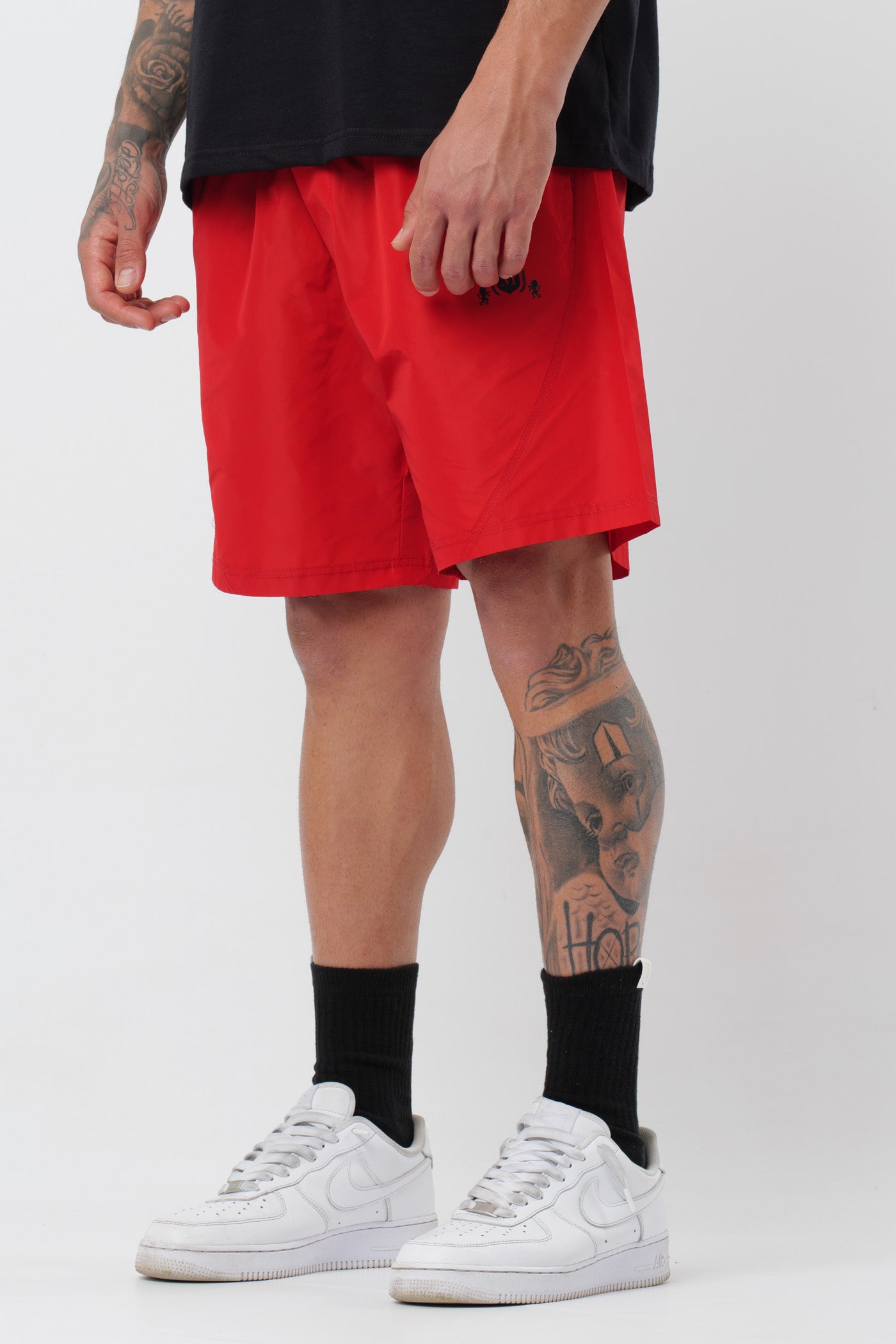 Schwarzes T-Shirt mit schwarzem Logo