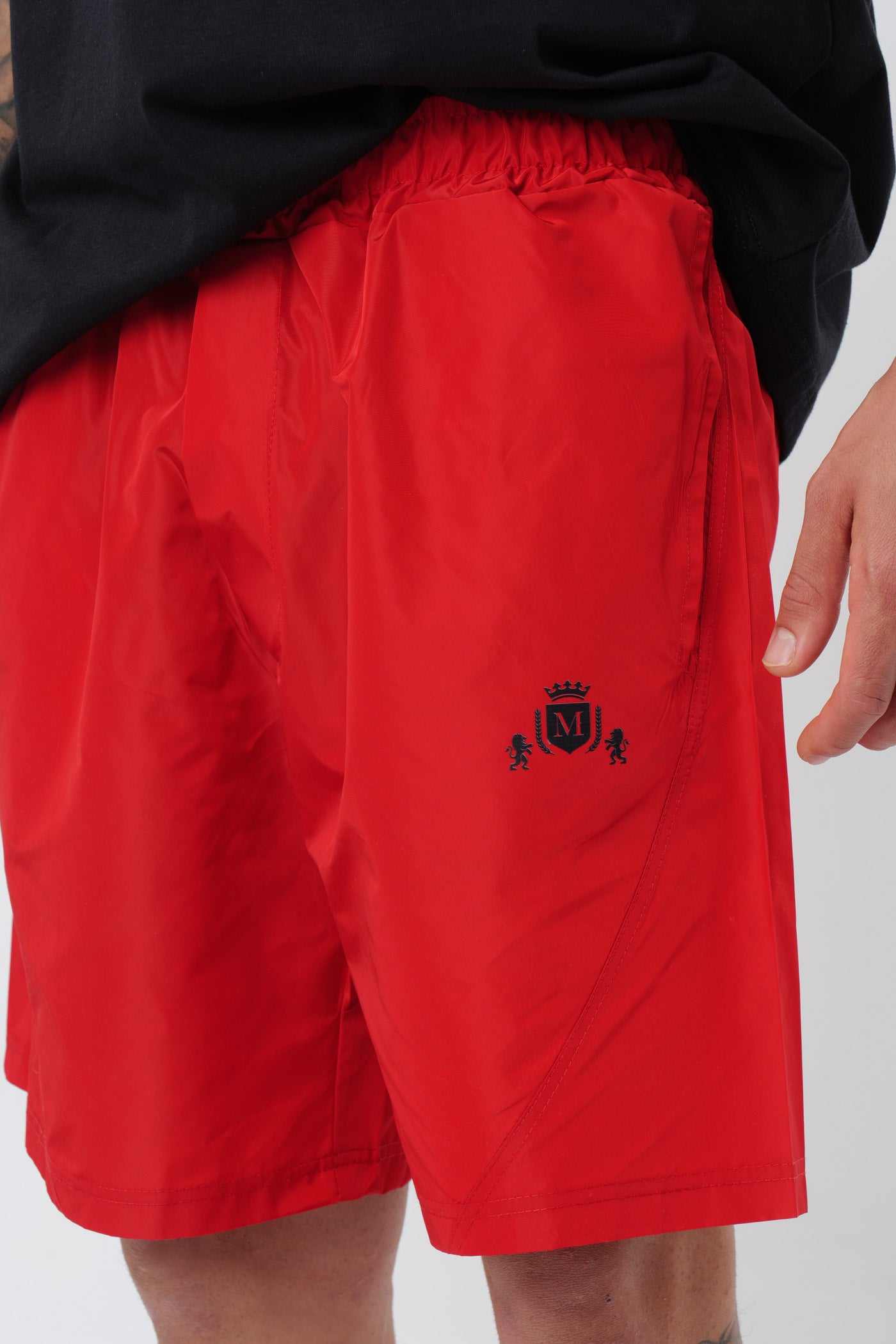 Schwarzes T-Shirt mit schwarzem Logo