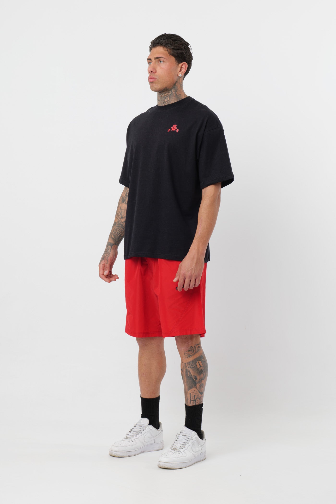 Schwarzes T-Shirt mit schwarzem Logo