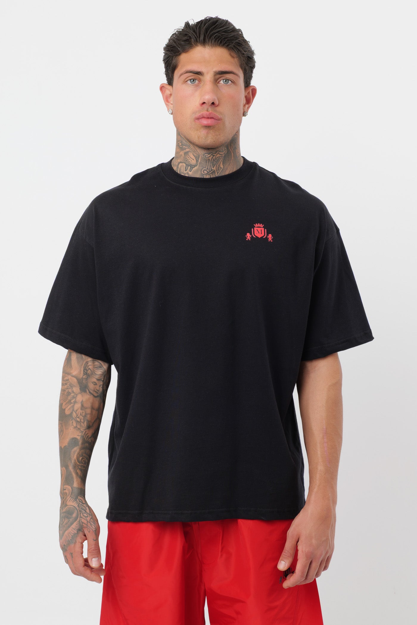 Schwarzes T-Shirt mit schwarzem Logo