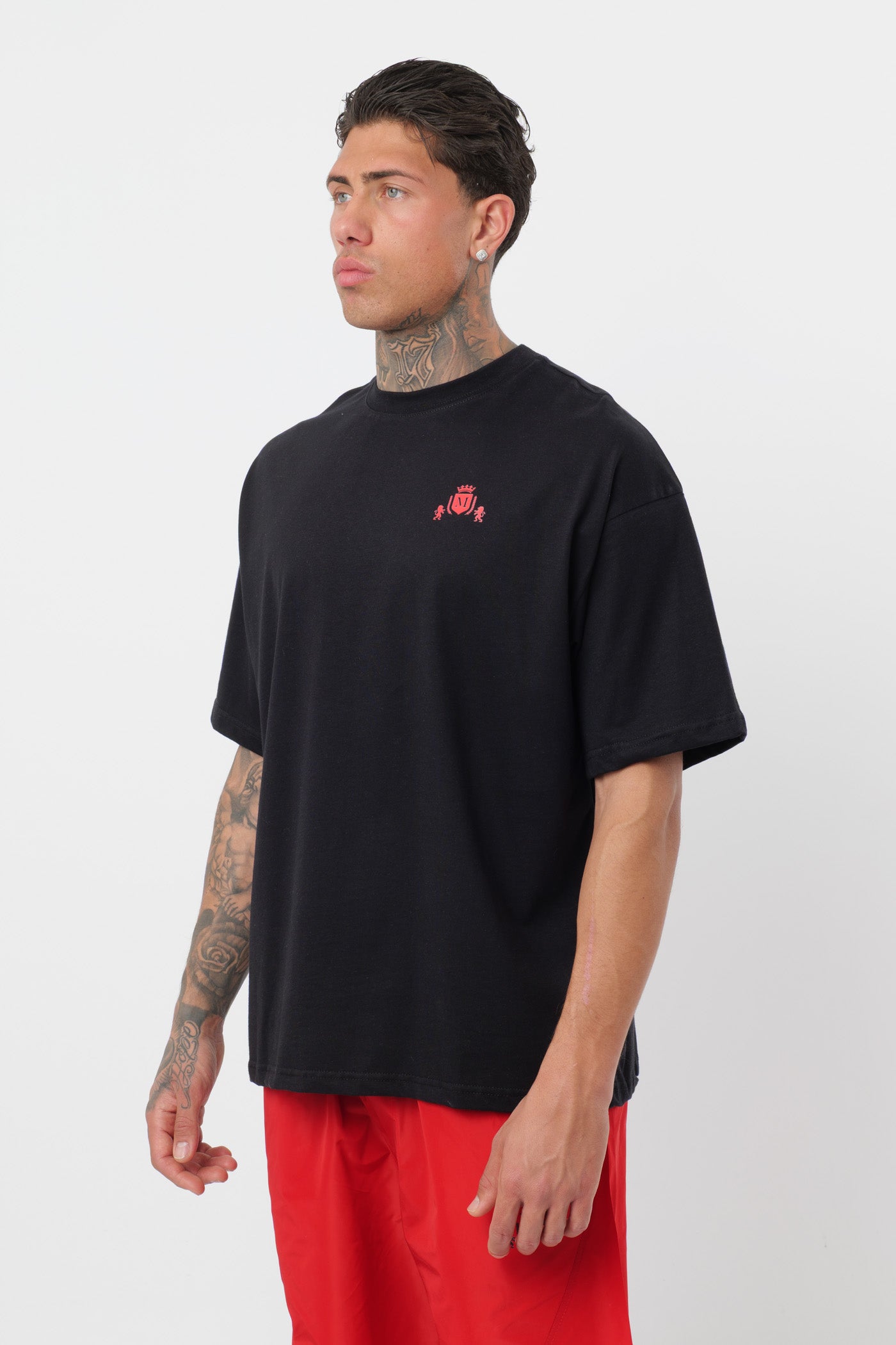 Schwarzes T-Shirt mit schwarzem Logo