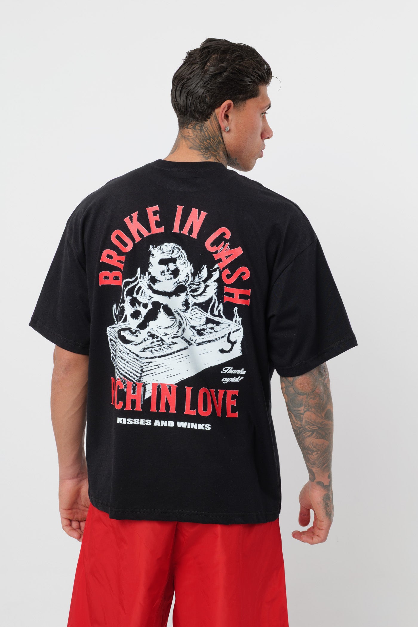Schwarzes T-Shirt mit schwarzem Logo