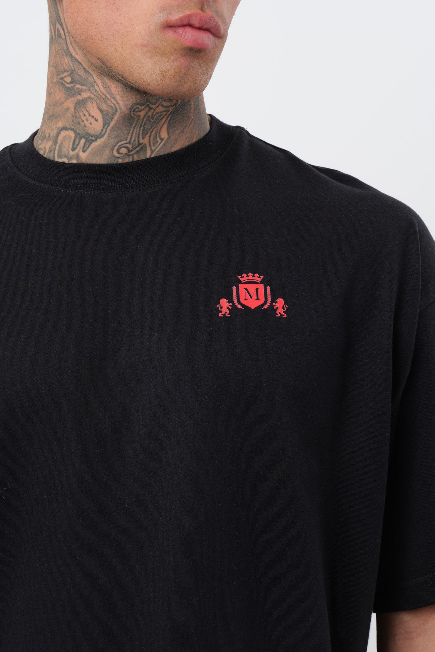 Schwarzes T-Shirt mit schwarzem Logo