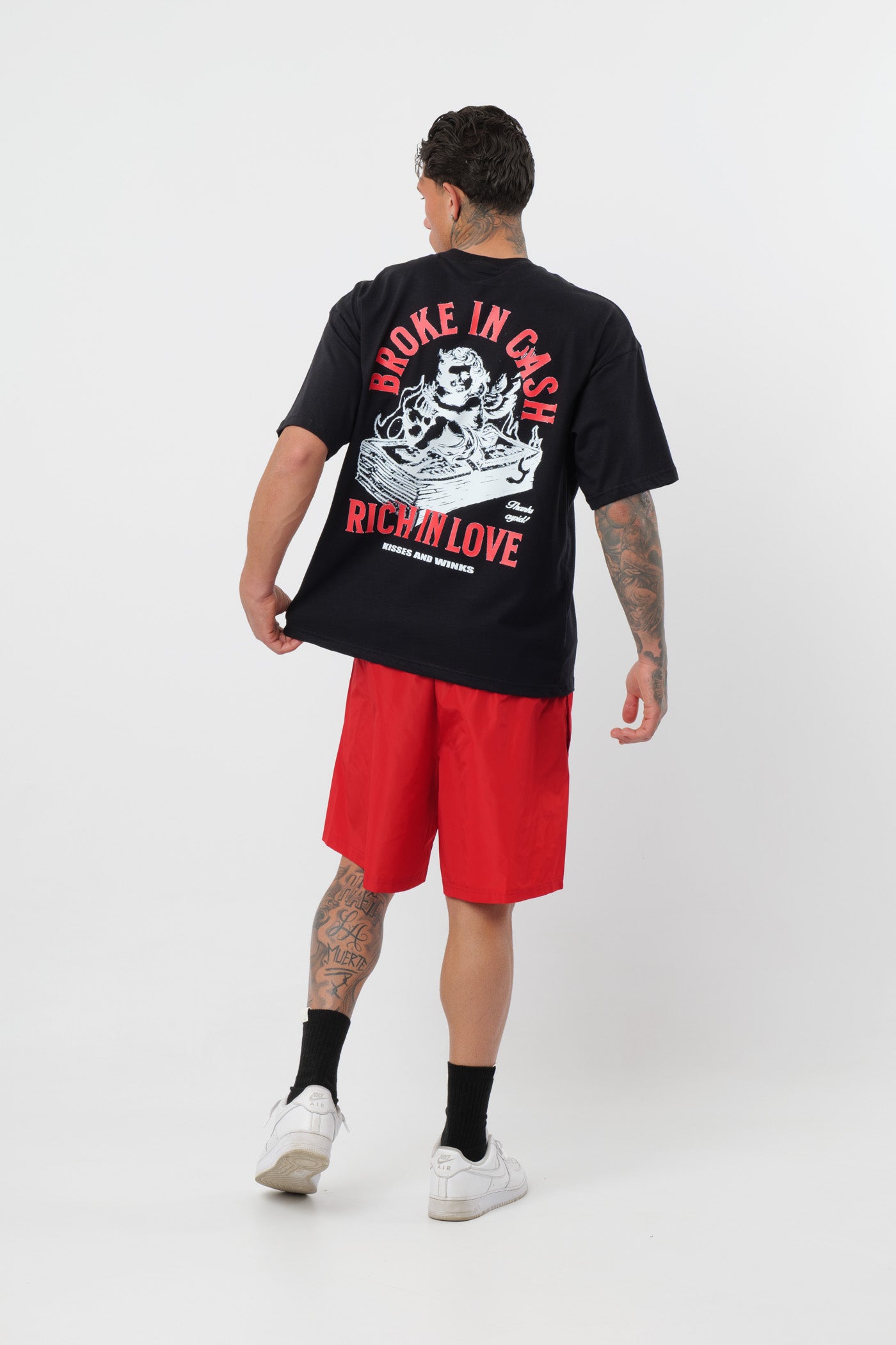 Schwarzes T-Shirt mit schwarzem Logo
