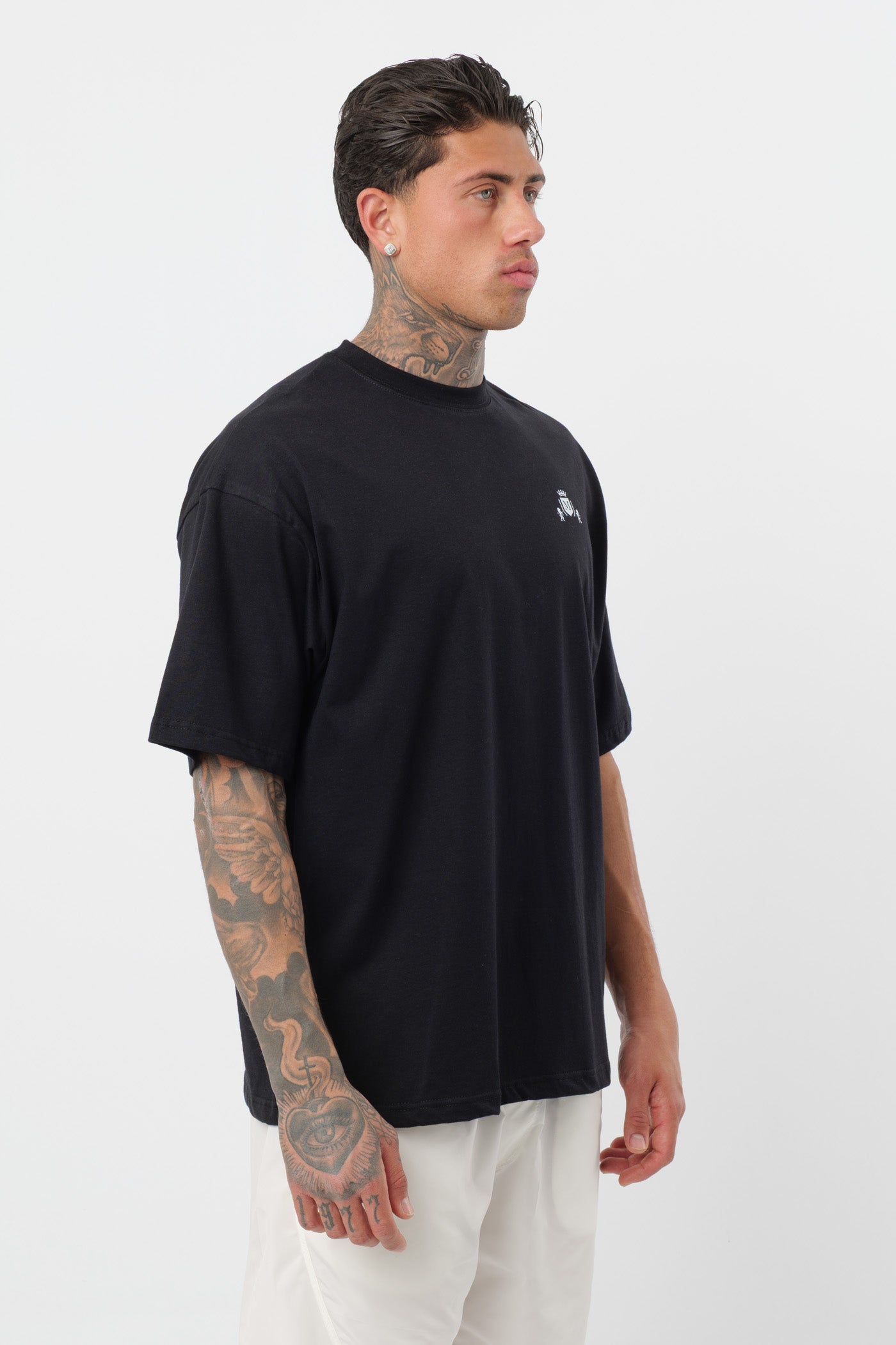 Schwarzes T-Shirt mit schwarzem Logo