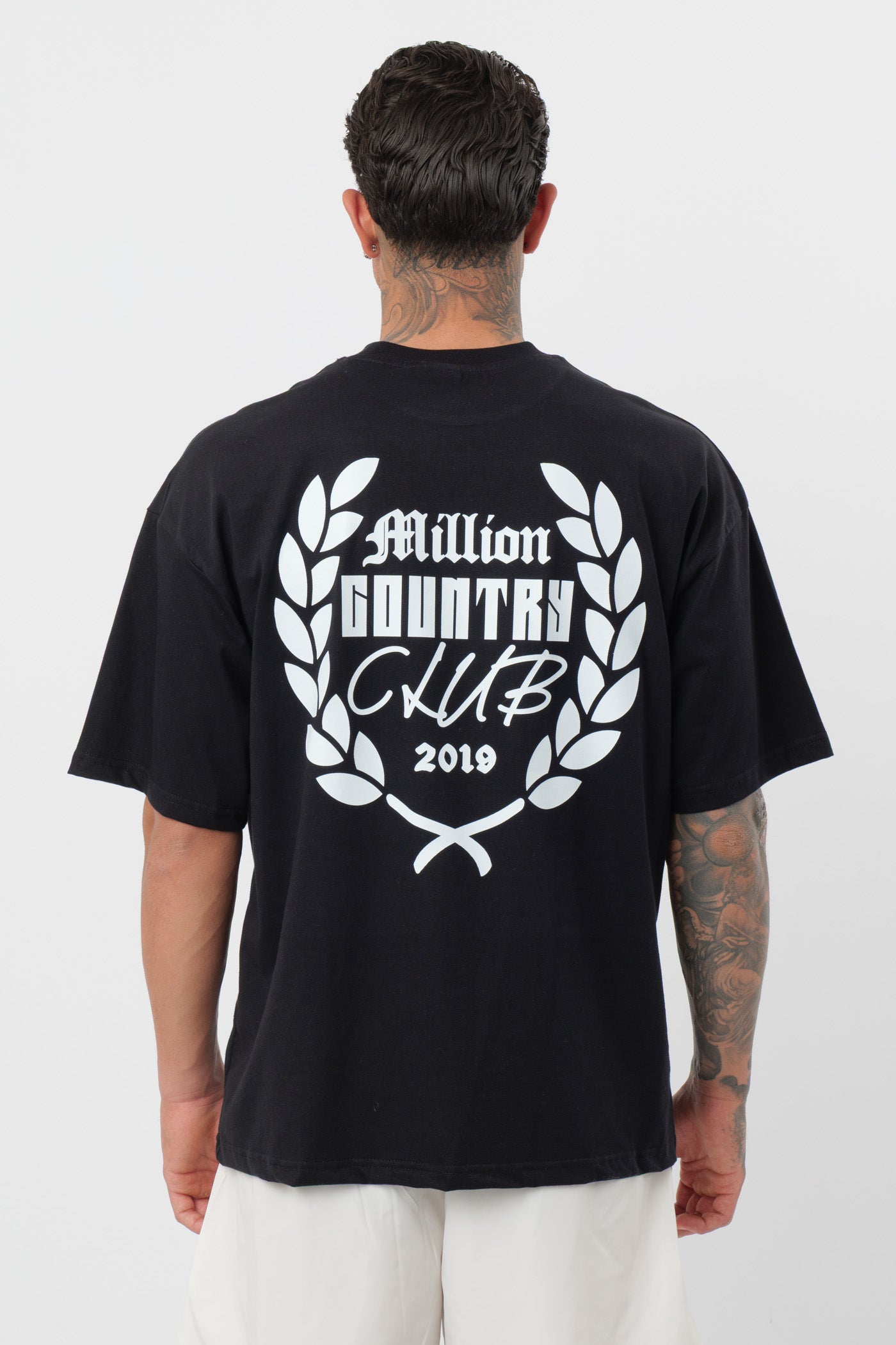 Schwarzes T-Shirt mit schwarzem Logo