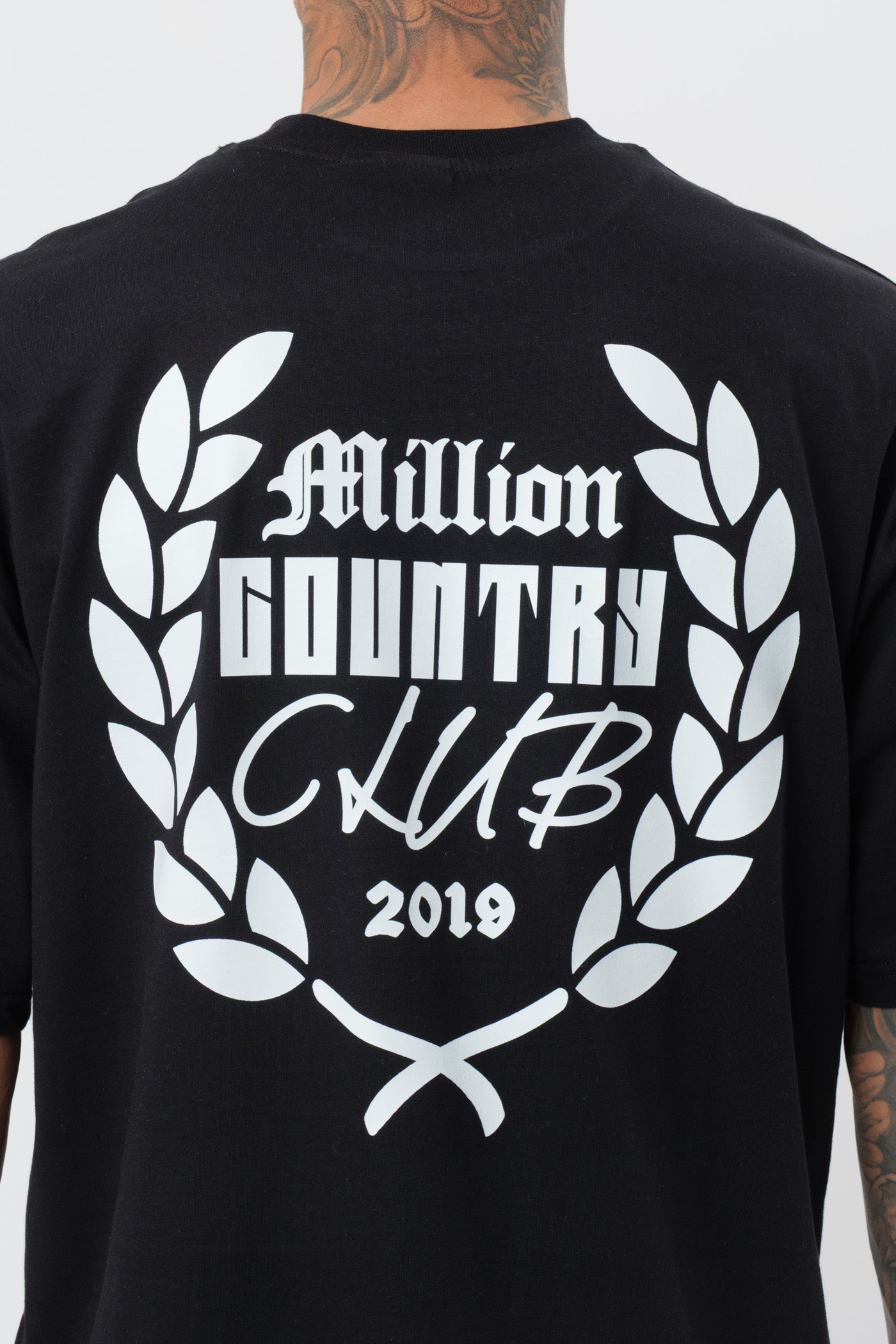 Schwarzes T-Shirt mit schwarzem Logo
