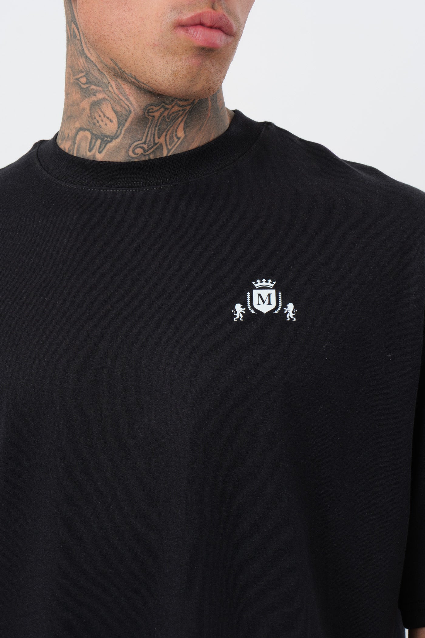 Schwarzes T-Shirt mit schwarzem Logo