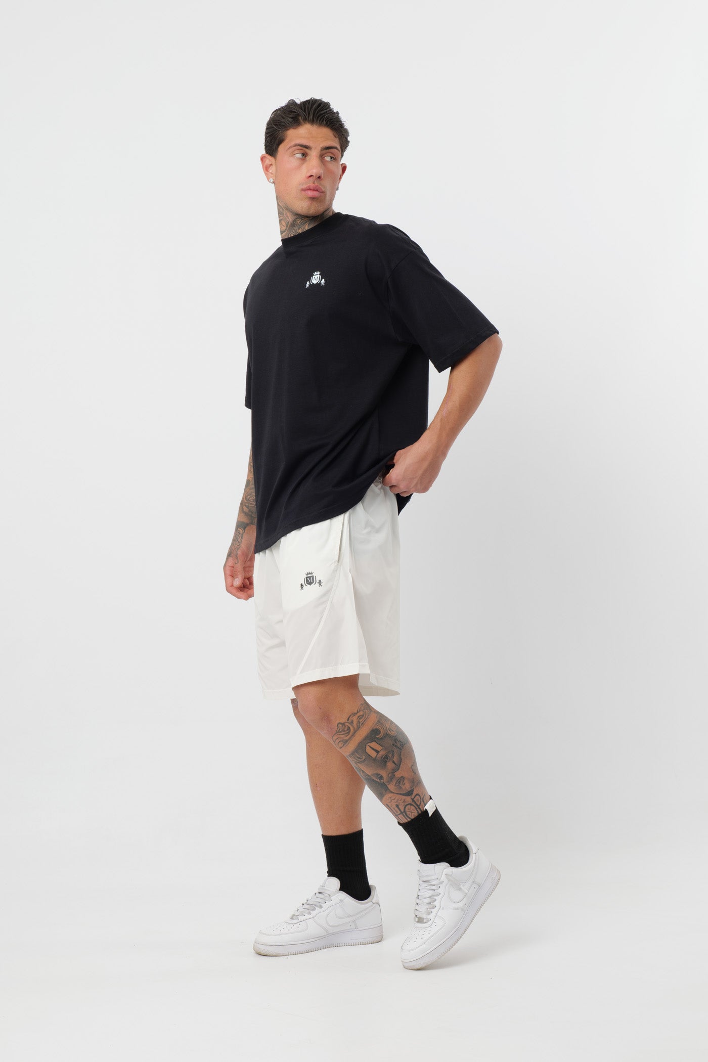 Schwarzes T-Shirt mit schwarzem Logo